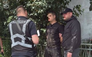 Митник за 2% допомагав вивозити з країни валюту