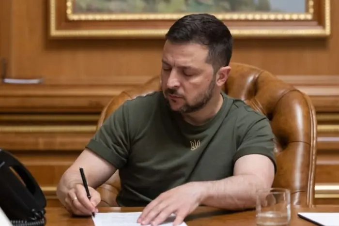 Президент увів у дію рішення РНБО щодо синхронізації санкцій з ЄС