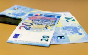 Курс євро наблизився до 50 гривень