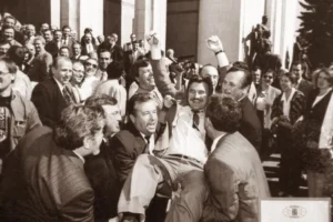 Обміняли Крим на мову. Екснардеп розказав, як в Конституції на догоду комуністам прописали автономію півострова