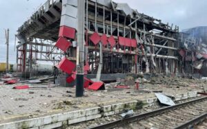 Наслідки обстрілів Зруйнований вакзал у Фастові демонтують новини LBua