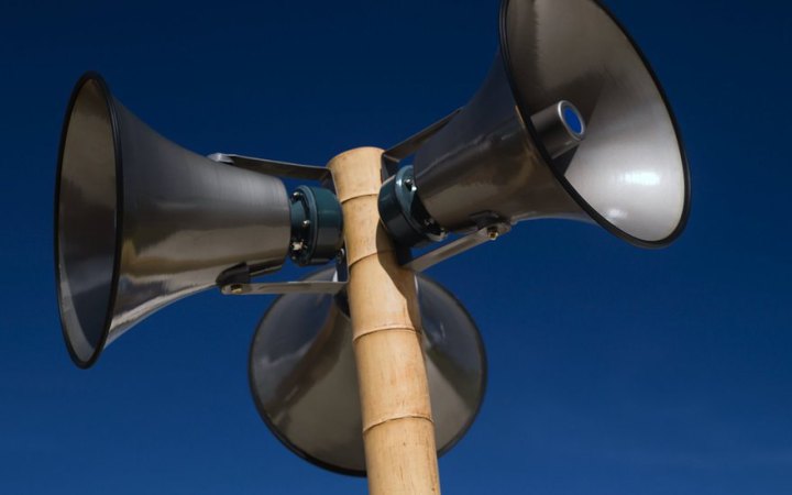 12:39 В Україні запроваджують порайонне оповіщення повітряних тривог, крім Луганщини та Донеччини