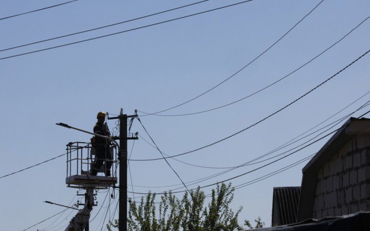 Війна в Україні: Дві області відновлюють мережі після атак РФ