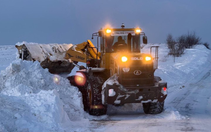 Дороги від снігу чистять понад 800 одиниць техніки
