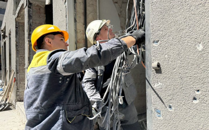 Понад 15 тис енергетиків ремонтують електромережі
