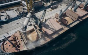 100 млн тон зерна перевезли морським коридором України