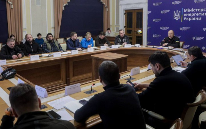 18:23
    
Шмигаль: завдяки цілодобовій роботі ремонтних бригад та погоді є позитивна динаміка по світлу