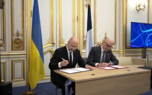 Україна та Франція домовилися про грант і розвиток ядерної енергетики LB.ua