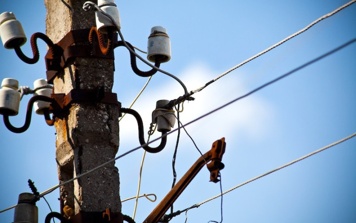 Люди у чотирьох областях без світла через обстріли