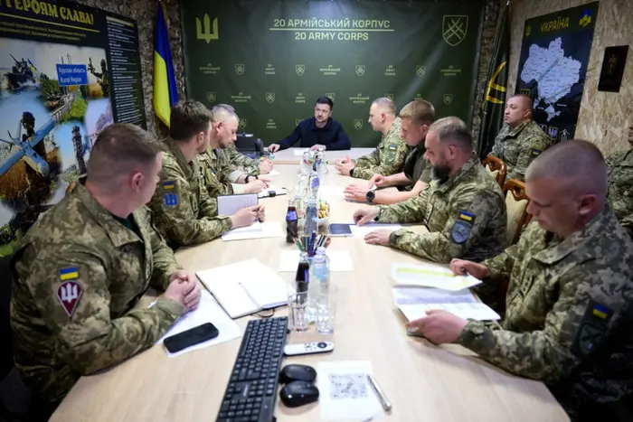 Зеленський нагородив колумбійських добровольців, які пройшли 10 км, щоб допомогти побратиму
