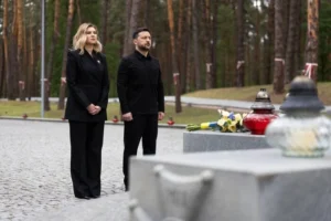 Зеленський та перша леді у Биківні вшанували пам’ять жертв політичних репресій