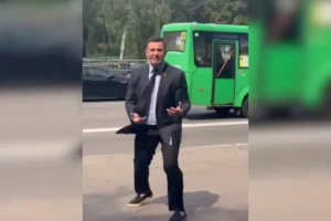 Ексбоєць «Азова» закидав помідорами нардепа Тищенка (відео)