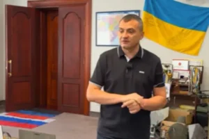У кабінеті мера Хмельницького замість килимків лежать російські прапори (відео)