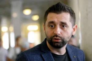 Арахамія стане доктором наук? Експерти вже знайшли в дисертації депутата купу помилок, плагіат і сліди ШІ