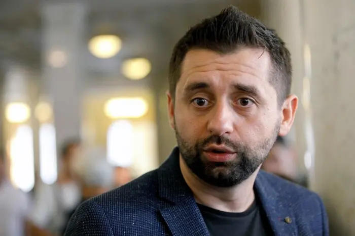 Арахамія стане доктором наук? Експерти вже знайшли в дисертації депутата купу помилок, плагіат і сліди ШІ