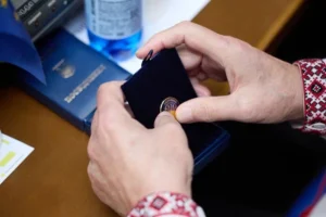 Спікер Стефанчук нагородив почесним званням фігуранта корупційної справи, який намагається виїхати з країни