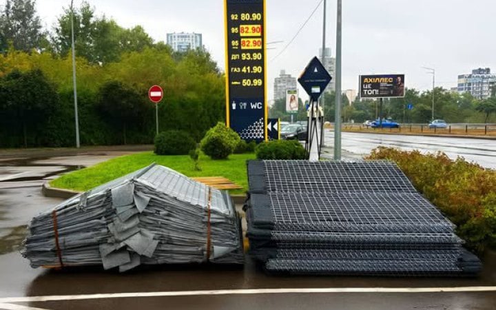 UKRNAFTA встановлює габіони навколо АЗК у Києві для безпеки